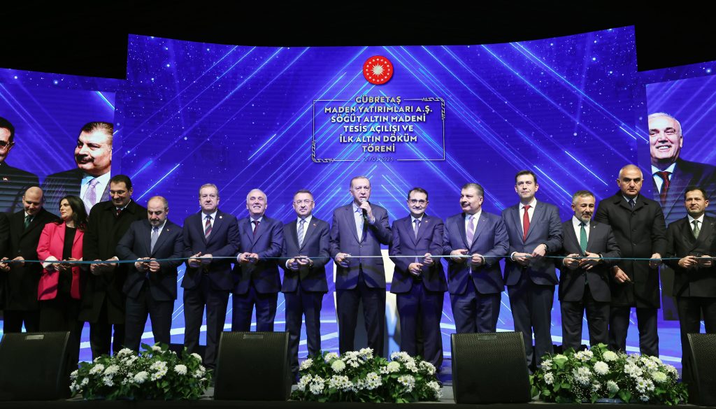 Cumhurbaşkanı Recep Tayyip Erdoğan (sol 8), Gübretaş Maden Yatırımları A.Ş Söğüt Altın Madeni Tesis Açılışı ve İlk Altın Dökümü Töreni'ne katıldı. Cumhurbaşkanı Yardımcısı Fuat Oktay (sol 7), Sanayi ve Teknoloji Bakanı Mustafa Varank (sol 4), Enerji ve Tabii Kaynaklar Bakanı Fatih Dönmez (sağ 6), Sağlık Bakanı Fahrettin Koca (sağ 5), Kültür ve Turizm Bakanı Mehmet Nuri Ersoy (sağ 2), AK Parti Genel Başkan Yardımcısı ve Sosyal Politikalar Başkanı Jülide Sarıeroğlu (sol 2), AK Parti Genel Başkan Yardımcıları Ömer İleri (solda), Ali İhsan Yavuz (sol 3), AK Parti Bilecik İl Başkanı Serkan Yıldırım (sağ 3) yer aldı. ( TCCB / Murat Çetinmühürdar - Anadolu Ajansı )